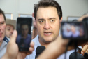 O governador Carlos Massa Ratinho Junior confirmou neste sábado (16) investimentos de R$ 2,82 milhões em obras e compra de máquinas e veículos para oito municípios da região Noroeste do Estado. Foram assinadas, na ExpoParanavaí, um dos principais eventos do agronegócio do Paraná, autorizações e homologações. - Paranavaí, 16/03/2019 - Foto: José Fernando Ogura/ANPr