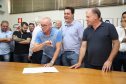 O governador Carlos Massa Ratinho Junior confirmou neste sábado (16) investimentos de R$ 2,82 milhões em obras e compra de máquinas e veículos para oito municípios da região Noroeste do Estado. Foram assinadas, na ExpoParanavaí, um dos principais eventos do agronegócio do Paraná, autorizações e homologações. - Paranavaí, 16/03/2019 - Foto: José Fernando Ogura/ANPr