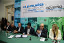 O governador Carlos Massa Ratinho Junior autoriza nesta quinta-feira (21) recursos para obras de recape asfáltico em ruas de 36 bairros de Curitiba. A assinatura contou com a presença do prefeito Rafael Greca e o secretário de Estado do Desenvolvimento Urbano, João Carlos Ortega, no Palácio Iguaçu,  Curitiba, 21/03/2019 -  Foto: Geraldo Bubniak/ANPr