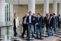 O governador Carlos Massa Ratinho Junior autoriza nesta quinta-feira (21) recursos para obras de recape asfáltico em ruas de 36 bairros de Curitiba. A assinatura contou com a presença do prefeito Rafael Greca e o secretário de Estado do Desenvolvimento Urbano, João Carlos Ortega, no Palácio Iguaçu,  Curitiba, 21/03/2019 -  Foto: Geraldo Bubniak/ANPr