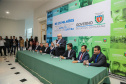 O governador Carlos Massa Ratinho Junior autoriza nesta quinta-feira (21) recursos para obras de recape asfáltico em ruas de 36 bairros de Curitiba. A assinatura contou com a presença do prefeito Rafael Greca e o secretário de Estado do Desenvolvimento Urbano, João Carlos Ortega, no Palácio Iguaçu,  Curitiba, 21/03/2019 -  Foto: Geraldo Bubniak/ANPr