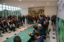 O governador Carlos Massa Ratinho Junior autoriza nesta quinta-feira (21) recursos para obras de recape asfáltico em ruas de 36 bairros de Curitiba. A assinatura contou com a presença do prefeito Rafael Greca e o secretário de Estado do Desenvolvimento Urbano, João Carlos Ortega, no Palácio Iguaçu,  Curitiba, 21/03/2019 -  Foto: Geraldo Bubniak/ANPr