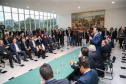 O governador Carlos Massa Ratinho Junior autoriza nesta quinta-feira (21) recursos para obras de recape asfáltico em ruas de 36 bairros de Curitiba. A assinatura contou com a presença do prefeito Rafael Greca e o secretário de Estado do Desenvolvimento Urbano, João Carlos Ortega, no Palácio Iguaçu,  Curitiba, 21/03/2019 -  Foto: Geraldo Bubniak/ANPr