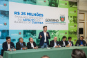O governador Carlos Massa Ratinho Junior autoriza nesta quinta-feira (21) recursos para obras de recape asfáltico em ruas de 36 bairros de Curitiba. A assinatura contou com a presença do prefeito Rafael Greca e o secretário de Estado do Desenvolvimento Urbano, João Carlos Ortega, no Palácio Iguaçu,  Curitiba, 21/03/2019 -  Foto: Geraldo Bubniak/ANPr