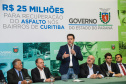 O governador Carlos Massa Ratinho Junior autoriza nesta quinta-feira (21) recursos para obras de recape asfáltico em ruas de 36 bairros de Curitiba. A assinatura contou com a presença do prefeito Rafael Greca e o secretário de Estado do Desenvolvimento Urbano, João Carlos Ortega, no Palácio Iguaçu,  Curitiba, 21/03/2019 -  Foto: Geraldo Bubniak/ANPr