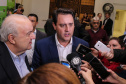 O governador Carlos Massa Ratinho Junior autoriza nesta quinta-feira (21) recursos para obras de recape asfáltico em ruas de 36 bairros de Curitiba. A assinatura contou com a presença do prefeito Rafael Greca e o secretário de Estado do Desenvolvimento Urbano, João Carlos Ortega, no Palácio Iguaçu,  Curitiba, 21/03/2019 -  Foto: Geraldo Bubniak/ANPr