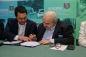 O governador Carlos Massa Ratinho Junior autoriza nesta quinta-feira (21) recursos para obras de recape asfáltico em ruas de 36 bairros de Curitiba. A assinatura contou com a presença do prefeito Rafael Greca e o secretário de Estado do Desenvolvimento Urbano, João Carlos Ortega, no Palácio Iguaçu,  Curitiba, 21/03/2019 -  Foto: Geraldo Bubniak/ANPr