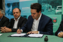 O governador Carlos Massa Ratinho Junior autoriza nesta quinta-feira (21) recursos para obras de recape asfáltico em ruas de 36 bairros de Curitiba. A assinatura contou com a presença do prefeito Rafael Greca e o secretário de Estado do Desenvolvimento Urbano, João Carlos Ortega, no Palácio Iguaçu,  Curitiba, 21/03/2019 -  Foto: Geraldo Bubniak/ANPr