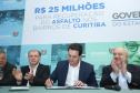 O governador Carlos Massa Ratinho Junior autoriza nesta quinta-feira (21) recursos para obras de recape asfáltico em ruas de 36 bairros de Curitiba. A assinatura contou com a presença do prefeito Rafael Greca e o secretário de Estado do Desenvolvimento Urbano, João Carlos Ortega, no Palácio Iguaçu, Curitiba, 21/03/2019 - Foto: Rodrigo Felix Leal/ANPr