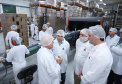 Também em Mauá da Serra, Ratinho Junior visitou as instalações da SL Alimentos, uma das maiores produtoras de aveia da América Latina. No local, ele reforçou o compromisso do Estado com o setor produtivo. “Estamos construindo aqui no Paraná um ambiente para que as indústrias possam crescer e gerar cada vez mais empregos”, disse. Foto: Rodrigo Felix Leal/ANPr