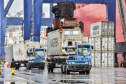 Todos os dias, em média, cerca de mil pessoas chegam para trabalhar no Porto de Paranaguá. São funcionários da empresa pública, servidores das empresas operadoras portuárias, motoristas, prestadores de serviços e trabalhadores portuários avulsos, os chamados TPAs.  -  Paranaguá, 30/04/2019  -  Foto: Claudio Neves/APPA