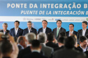 O governador Carlos Massa Ratinho Junior recebe  em Foz do Iguaçu, o presidente Jair Bolsonaro e o presidente do Paraguai Mario Abdo Benítez para o lançamento da pedra fundamental da segunda ponte entre Brasil e Paraguai, em cerimônia  no Marco das Três Fronteiras, nesta sexta-feira (10).   Foz do Iguaçu, 10/05/2019 -  Foto: Geraldo Bubniak/ANPr
