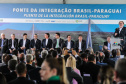 O governador Carlos Massa Ratinho Junior recebe  em Foz do Iguaçu, o presidente Jair Bolsonaro e o presidente do Paraguai Mario Abdo Benítez para o lançamento da pedra fundamental da segunda ponte entre Brasil e Paraguai, em cerimônia  no Marco das Três Fronteiras, nesta sexta-feira (10).   Foz do Iguaçu, 10/05/2019 -  Foto: Geraldo Bubniak/ANPr