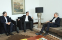 O governador Carlos Massa Ratinho Junior se reuniu nesta segunda-feira (13), no Palácio Iguaçu, com o presidente da Audi no Brasil, Johannes Roscheck. No encontro, eles conversaram sobre projetos que a montadora planeja para o Estado. A empresa alemã está instalada desde 1997 em São José dos Pinhais, na Região Metropolitana de Curitiba, na mesma planta da Volkswagen. Foto: Rodrigo Felix Leal/ANPr