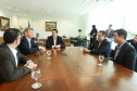 O governador Carlos Massa Ratinho Junior se reuniu nesta segunda-feira (13), no Palácio Iguaçu, com o presidente da Audi no Brasil, Johannes Roscheck. No encontro, eles conversaram sobre projetos que a montadora planeja para o Estado. A empresa alemã está instalada desde 1997 em São José dos Pinhais, na Região Metropolitana de Curitiba, na mesma planta da Volkswagen. Foto: Rodrigo Felix Leal/ANPr