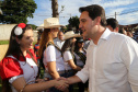 O governador Carlos Massa Ratinho Junior assinou nesta terça-feira (14), em Sertaneja, no Norte Pioneiro, autorizações de licitações e homologações para 15 municípios. Foram autorizados recapeamentos de ruas, aquisições de novos veículos, equipamentos rodoviários e mobiliário para prédios públicos. O secretário estadual do Desenvolvimento Urbano e de Obras Públicas, João Carlos Ortega, também assinou os documentos.Foto Gilson Abreu