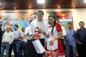 O governador Carlos Massa Ratinho Junior assinou nesta terça-feira (14), em Sertaneja, no Norte Pioneiro, autorizações de licitações e homologações para 15 municípios. Foram autorizados recapeamentos de ruas, aquisições de novos veículos, equipamentos rodoviários e mobiliário para prédios públicos. O secretário estadual do Desenvolvimento Urbano e de Obras Públicas, João Carlos Ortega, também assinou os documentos.Foto Gilson Abreu