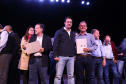 O governador Carlos Massa Ratinho Junior esteve nesta quarta-feira (15) em Campo Mourão e confirmou recursos para obras de infraestrutura urbana e compra de veículos, máquinas e equipamentos para 12 municípios do Noroeste do Paraná. Ele autorizou as licitações e homologações dos projetos da Secretaria de Estado do Desenvolvimento Urbano e Obras Públicas. Os investimentos somam R$ 8 milhões. Foto: Rodrigo Felix Leal/ANPr