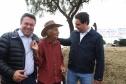 O governador Carlos Massa Ratinho Junior esteve nesta quarta-feira (15) em Campo Mourão e confirmou recursos para obras de infraestrutura urbana e compra de veículos, máquinas e equipamentos para 12 municípios do Noroeste do Paraná. Ele autorizou as licitações e homologações dos projetos da Secretaria de Estado do Desenvolvimento Urbano e Obras Públicas. Os investimentos somam R$ 8 milhões. Foto: Rodrigo Felix Leal/ANPr
