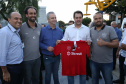 Moradores do Jardim Novo Oásis, em Maringá (Noroeste), ganharam nesta quinta-feira (16) um novo espaço de lazer. O governador Carlos Massa Ratinho Junior e o prefeito Ulisses Maia inauguraram a primeira de 30 unidade no município do programa Meu Campinho. Com 1,5 mil metros quadrados e investimento total de cerca de R$ 400 mil, o local conta com diversos aparelhos de lazer para pessoas de todas as idades. Maringá, 16/05/2019Foto: José Fernando Ogura/ANPr