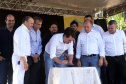 O município de Sarandi, no Noroeste do Paraná, vai implantar galerias pluviais e recapear ruas do Jardim Independência. O investimento é de R$ 3,7 milhões, com recursos do Estado, a fundo perdido. Nesta sexta-feira (17), o governador Carlos Massa Ratinho Júnior esteve em Sarandi e assinou a ordem de serviço para o início das obras. Foto: Gilson Abreu/ANPr
