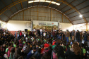O governador Carlos Massa Ratinho Junior lançou nesta sexta-feira (17) o programa Escola Segura em Londrina, no Norte do Paraná. O colégio estadual Olympia Morais Tormenta, onde aconteceu a solenidade, e outras 17 escolas estaduais do município contam agora com policiais militares que atuarão diariamente para reforçar a segurança no período de aulas. Foto: José Fernando Ogura/ANPr