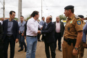 O governador Carlos Massa Ratinho Junior lançou nesta sexta-feira (17) o programa Escola Segura em Londrina, no Norte do Paraná. O colégio estadual Olympia Morais Tormenta, onde aconteceu a solenidade, e outras 17 escolas estaduais do município contam agora com policiais militares que atuarão diariamente para reforçar a segurança no período de aulas. Foto: José Fernando Ogura/ANPr