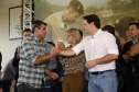 O governador Carlos Massa Ratinho Junior lançou nesta sexta-feira (17) o programa Escola Segura em Londrina, no Norte do Paraná. O colégio estadual Olympia Morais Tormenta, onde aconteceu a solenidade, e outras 17 escolas estaduais do município contam agora com policiais militares que atuarão diariamente para reforçar a segurança no período de aulas. Foto: José Fernando Ogura/ANPr