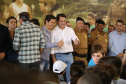 O governador Carlos Massa Ratinho Junior lançou nesta sexta-feira (17) o programa Escola Segura em Londrina, no Norte do Paraná. O colégio estadual Olympia Morais Tormenta, onde aconteceu a solenidade, e outras 17 escolas estaduais do município contam agora com policiais militares que atuarão diariamente para reforçar a segurança no período de aulas. Foto: José Fernando Ogura/ANPr