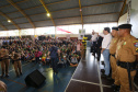 O governador Carlos Massa Ratinho Junior lançou nesta sexta-feira (17) o programa Escola Segura em Londrina, no Norte do Paraná. O colégio estadual Olympia Morais Tormenta, onde aconteceu a solenidade, e outras 17 escolas estaduais do município contam agora com policiais militares que atuarão diariamente para reforçar a segurança no período de aulas. Foto: José Fernando Ogura/ANPr