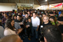 O governador Carlos Massa Ratinho Junior lançou nesta sexta-feira (17) o programa Escola Segura em Londrina, no Norte do Paraná. O colégio estadual Olympia Morais Tormenta, onde aconteceu a solenidade, e outras 17 escolas estaduais do município contam agora com policiais militares que atuarão diariamente para reforçar a segurança no período de aulas. Foto: José Fernando Ogura/ANPr