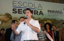 O governador Carlos Massa Ratinho Junior lançou nesta sexta-feira (17) o programa Escola Segura em Londrina, no Norte do Paraná. O colégio estadual Olympia Morais Tormenta, onde aconteceu a solenidade, e outras 17 escolas estaduais do município contam agora com policiais militares que atuarão diariamente para reforçar a segurança no período de aulas. Foto: Rodrigo Felix Leal/ANPr