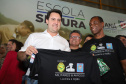 O governador Carlos Massa Ratinho Junior lançou nesta sexta-feira (17) o programa Escola Segura em Londrina, no Norte do Paraná. O colégio estadual Olympia Morais Tormenta, onde aconteceu a solenidade, e outras 17 escolas estaduais do município contam agora com policiais militares que atuarão diariamente para reforçar a segurança no período de aulas. Foto: Rodrigo Felix Leal/ANPr