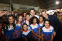 O governador Carlos Massa Ratinho Junior lançou nesta sexta-feira (17) o programa Escola Segura em Londrina, no Norte do Paraná. O colégio estadual Olympia Morais Tormenta, onde aconteceu a solenidade, e outras 17 escolas estaduais do município contam agora com policiais militares que atuarão diariamente para reforçar a segurança no período de aulas. Foto: Rodrigo Felix Leal/ANPr