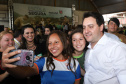 O governador Carlos Massa Ratinho Junior lançou nesta sexta-feira (17) o programa Escola Segura em Londrina, no Norte do Paraná. O colégio estadual Olympia Morais Tormenta, onde aconteceu a solenidade, e outras 17 escolas estaduais do município contam agora com policiais militares que atuarão diariamente para reforçar a segurança no período de aulas. Foto: Rodrigo Felix Leal/ANPr