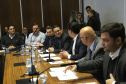 O governador Carlos Massa Ratinho Junior recebeu nesta segunda-feira (20), no Palácio Iguaçu, os prefeitos da região do extremo Noroeste do Paraná, municípios que integram o Consórcio Intermunicipal da APA Federal do Noroeste do Paraná (Comafen). Foto: Jaelson Lucas/ANPr