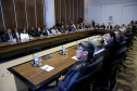 O governador Carlos Massa Ratinho Junior recebeu nesta segunda-feira (20), no Palácio Iguaçu, os prefeitos da região do extremo Noroeste do Paraná, municípios que integram o Consórcio Intermunicipal da APA Federal do Noroeste do Paraná (Comafen). Foto: Jaelson Lucas/ANPr