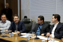 O governador Carlos Massa Ratinho Junior recebeu nesta segunda-feira (20), no Palácio Iguaçu, os prefeitos da região do extremo Noroeste do Paraná, municípios que integram o Consórcio Intermunicipal da APA Federal do Noroeste do Paraná (Comafen). Foto: Jaelson Lucas/ANPr