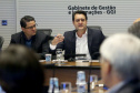 O governador Carlos Massa Ratinho Junior recebeu nesta segunda-feira (20), no Palácio Iguaçu, os prefeitos da região do extremo Noroeste do Paraná, municípios que integram o Consórcio Intermunicipal da APA Federal do Noroeste do Paraná (Comafen). Foto: Jaelson Lucas/ANPr