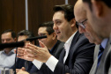 O governador Carlos Massa Ratinho Junior recebeu nesta segunda-feira (20), no Palácio Iguaçu, os prefeitos da região do extremo Noroeste do Paraná, municípios que integram o Consórcio Intermunicipal da APA Federal do Noroeste do Paraná (Comafen). Foto: Jaelson Lucas/ANPr