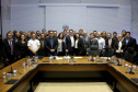 O governador Carlos Massa Ratinho Junior recebeu nesta segunda-feira (20), no Palácio Iguaçu, os prefeitos da região do extremo Noroeste do Paraná, municípios que integram o Consórcio Intermunicipal da APA Federal do Noroeste do Paraná (Comafen). Foto: Jaelson Lucas/ANPr