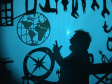 A partir desta terça-feira, dia 21 de maio até 2 de junho, o Museu Paranaense será palco para a história do cientista Albert Einstein com o teatro de sombras “Jovem Einstein vê o mundo”, da Companhia Karagozwk. As apresentações ocorrem duas vezes ao dia: terça a sexta, 10h e 14h; sábado e domingo, 10h e 12h, no auditório Loureiro Fernandes. A entrada é gratuita. Foto:Harlequin Produções/ Divulgação SECC