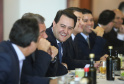 O governador Carlos Massa Ratinho Junior realizou nesta terça-feira (21) o segundo encontro com a bancada do Paraná em Brasília. Os três senadores e deputados federais participaram da reunião que aconteceu logo após o Paraná Day, evento organizado pelo Governo do Estado para apresentar oportunidades de negócios a diplomatas e empresários. Foto: Rodrigo Feliz Leal/ANPr
