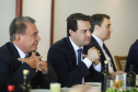 O governador Carlos Massa Ratinho Junior realizou nesta terça-feira (21) o segundo encontro com a bancada do Paraná em Brasília. Os três senadores e deputados federais participaram da reunião que aconteceu logo após o Paraná Day, evento organizado pelo Governo do Estado para apresentar oportunidades de negócios a diplomatas e empresários. Foto: Rodrigo Feliz Leal/ANPr