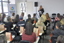 Empreendedoras participantes do Clube da Alice, um grupo de interesse criado em redes sociais em Curitiba que conta com cerca de 540 mil mulheres, assistiram a palestras no auditório da Fomento Paraná nesta terça-feira (21). Entre os assuntos apresentados, orientações sobre as linhas de baixo custo da instituição e dicas de como melhorar a presença nas mídias sociais. Foto: Wagner Vaneski/Fomento Paraná