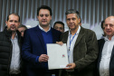 O governador Carlos Massa Ratinho Junior se reúne com prefeitos na sede da Associação dos Municípios do Oeste do Paraná (Amop) em Cascavel nesta sexta-feira (24), para confirmar recursos do Estado para investimentos nos municípios. No mesmo encontro são anunciados investimentos que a Copel fará na região Oeste nos próximos três anos. Cascavel, 24/05/2019 - Foto: Geraldo Bubniak/ANPr