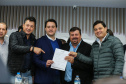 O governador Carlos Massa Ratinho Junior se reúne com prefeitos na sede da Associação dos Municípios do Oeste do Paraná (Amop) em Cascavel nesta sexta-feira (24), para confirmar recursos do Estado para investimentos nos municípios. No mesmo encontro são anunciados investimentos que a Copel fará na região Oeste nos próximos três anos. Cascavel, 24/05/2019 - Foto: Geraldo Bubniak/ANPr