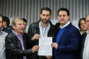 O governador Carlos Massa Ratinho Junior se reúne com prefeitos na sede da Associação dos Municípios do Oeste do Paraná (Amop) em Cascavel nesta sexta-feira (24), para confirmar recursos do Estado para investimentos nos municípios. No mesmo encontro são anunciados investimentos que a Copel fará na região Oeste nos próximos três anos. Cascavel, 24/05/2019 - Foto: Geraldo Bubniak/ANPr