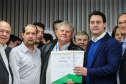 O governador Carlos Massa Ratinho Junior se reúne com prefeitos na sede da Associação dos Municípios do Oeste do Paraná (Amop) em Cascavel nesta sexta-feira (24), para confirmar recursos do Estado para investimentos nos municípios. No mesmo encontro são anunciados investimentos que a Copel fará na região Oeste nos próximos três anos. Cascavel, 24/05/2019 - Foto: Geraldo Bubniak/ANPr