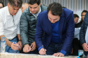 O governador Carlos Massa Ratinho Junior se reúne com prefeitos na sede da Associação dos Municípios do Oeste do Paraná (Amop) em Cascavel nesta sexta-feira (24), para confirmar recursos do Estado para investimentos nos municípios. No mesmo encontro são anunciados investimentos que a Copel fará na região Oeste nos próximos três anos. Cascavel, 24/05/2019 - Foto: Geraldo Bubniak/ANPr